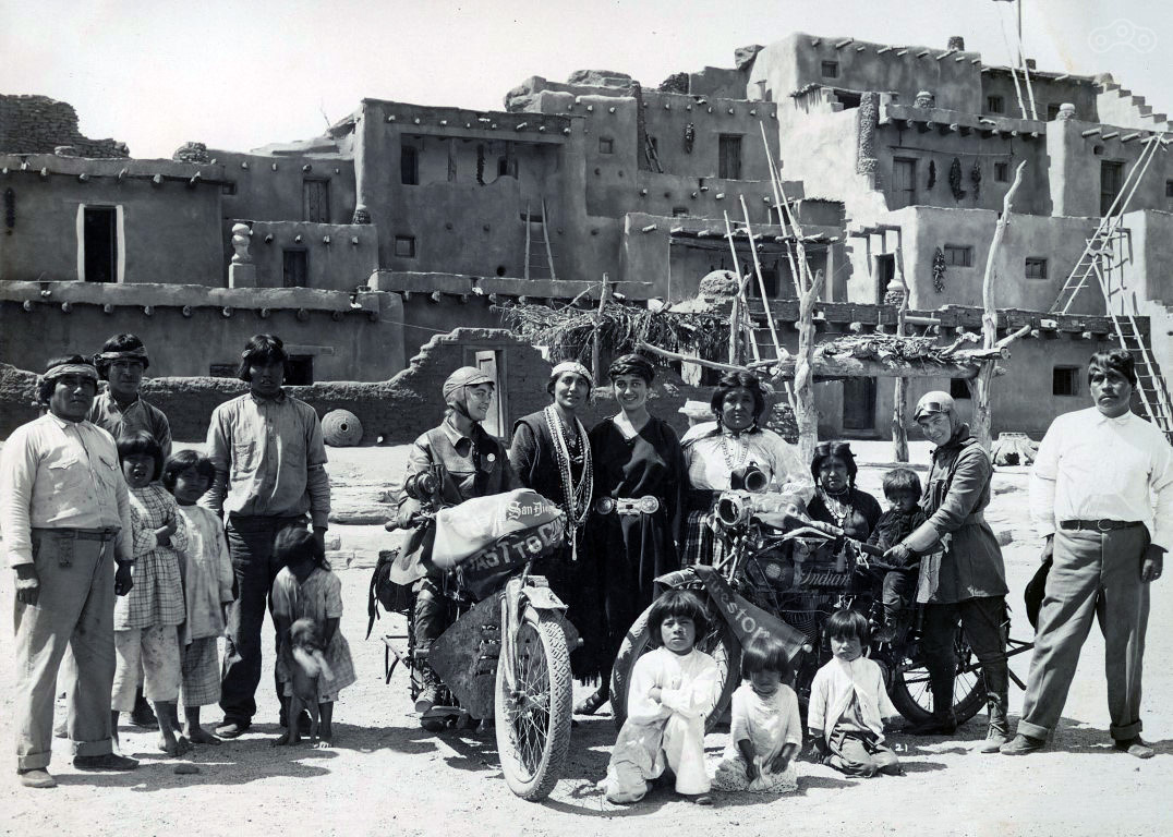 Жители мексиканского пуэбло встречают сестёр Ван Бюрен. 