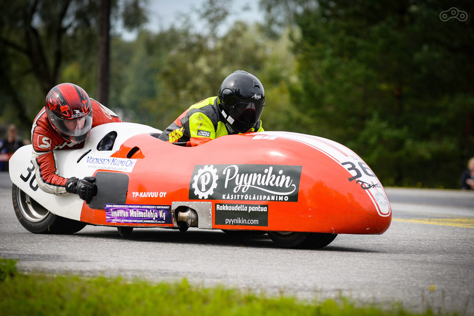 Гонки сайдкаров – захватывающее зрелище. 