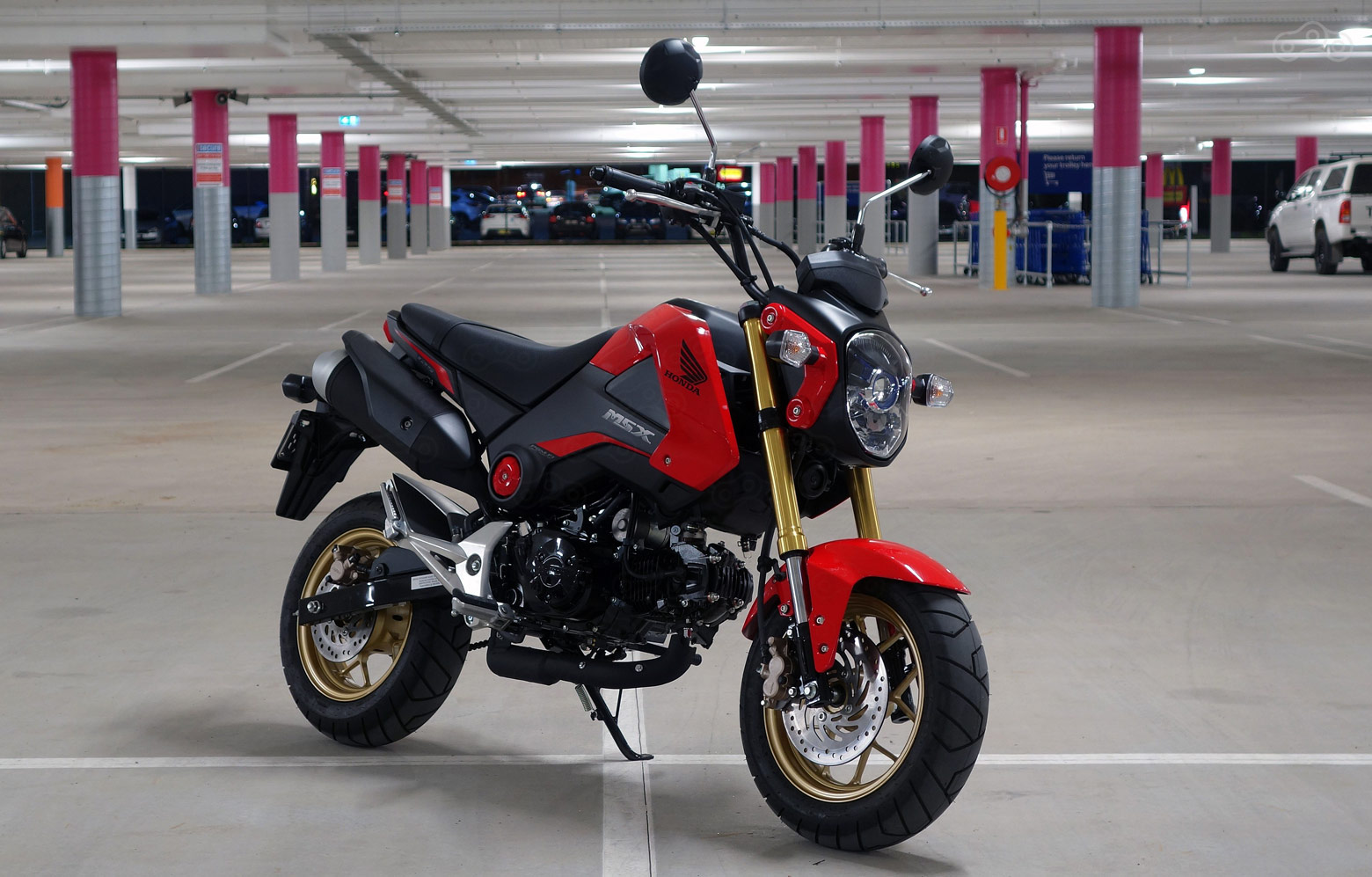 Мотоцикл Honda MSX-125 Grom красного цвета