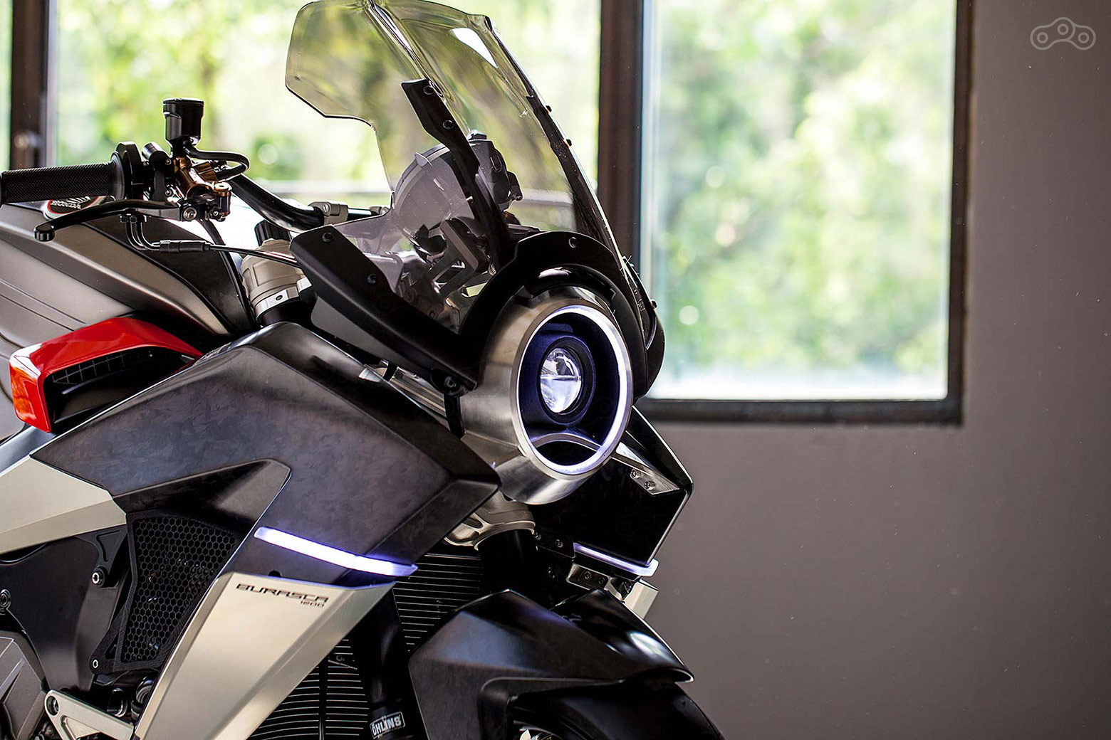 Линзованная фара мотоцикла Burasca 1200 от дизайнера Альдо Друди