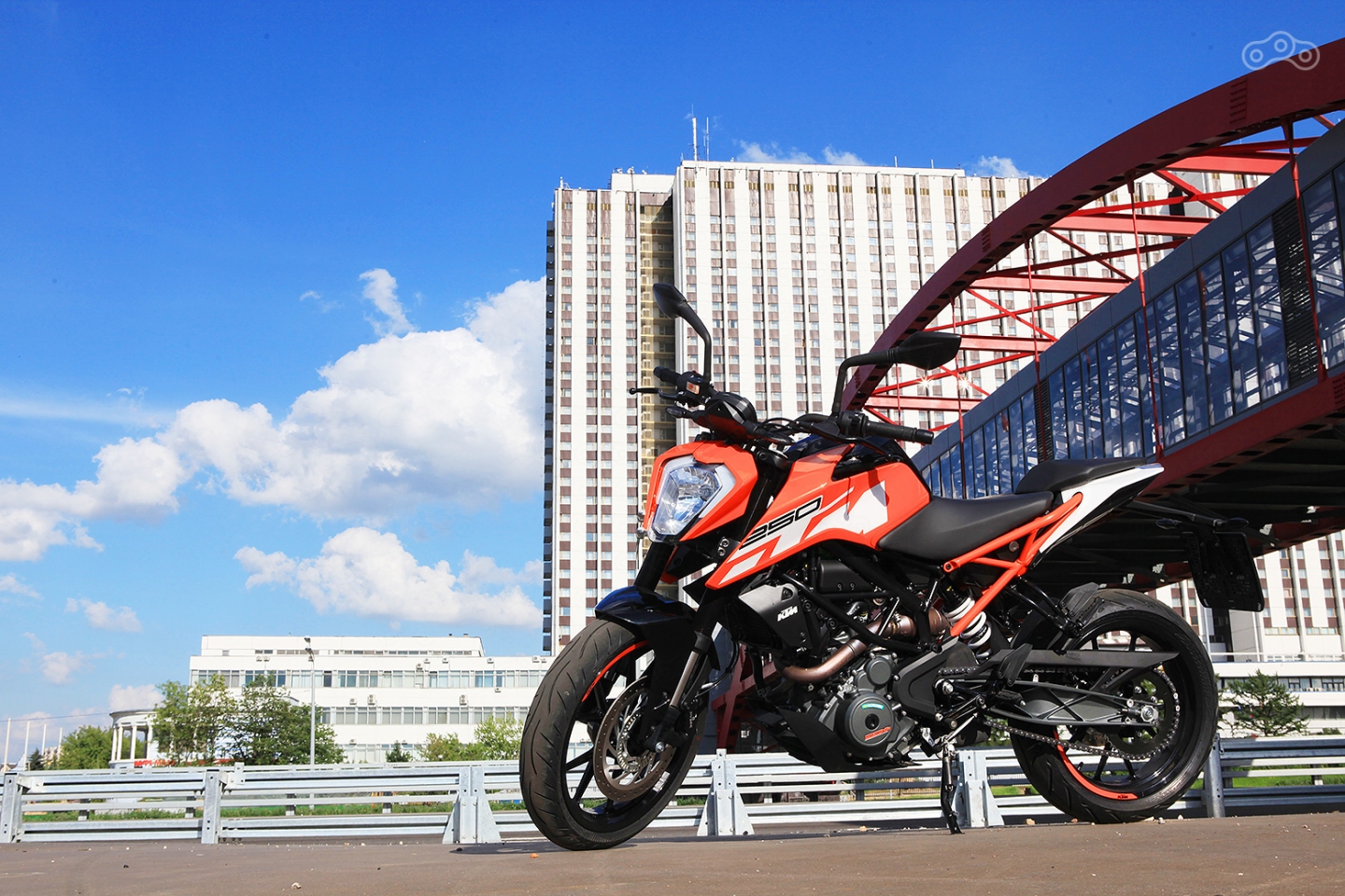 Видеть 250-ку в модельной гамме КТМ, традиционно державшегося подальше от устоявшихся классов, непривычно