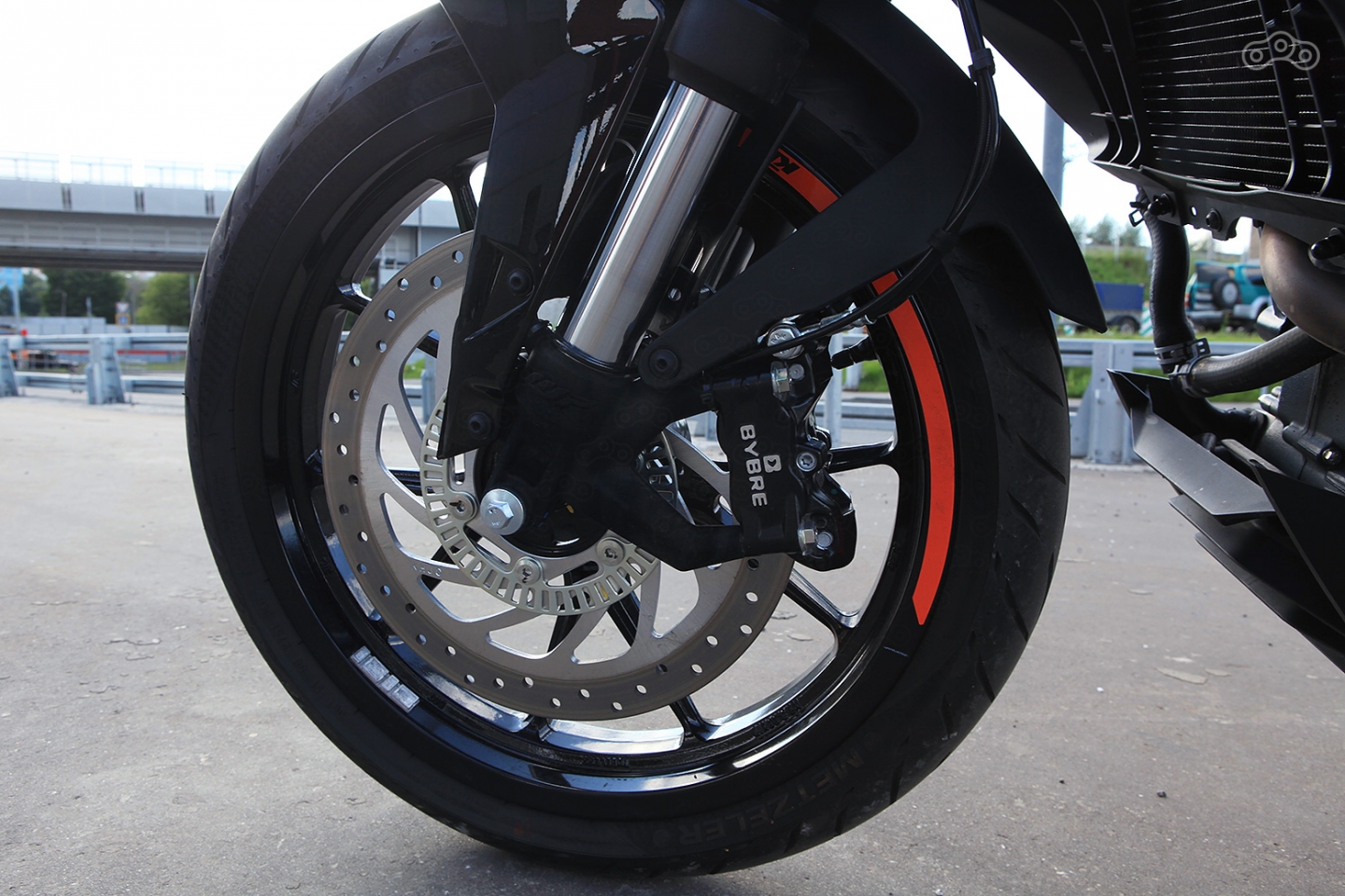 Один тормозной диск? Вполне достаточно, учитывая качество компонентов и массу аппарата