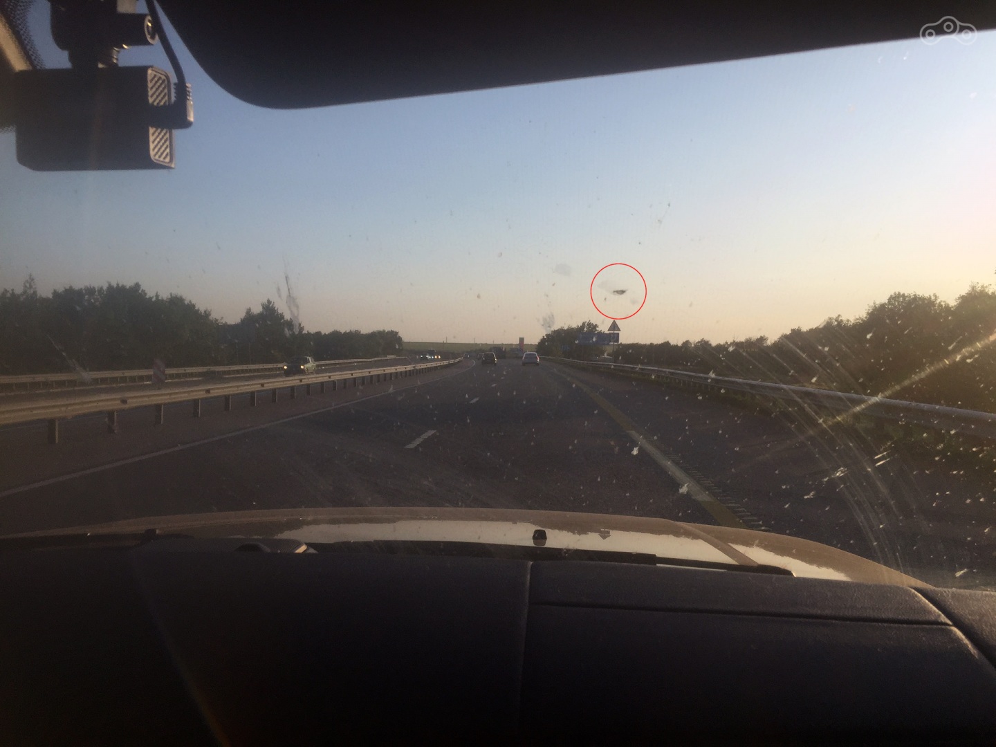 Поймали камень в лобовуху в первый же день и отдали дань богу дороги. К концу поездки сколов было 4, аэродинамика кирпича)..