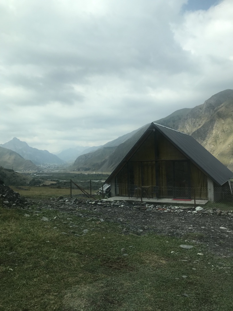 Сразу после границы, в Степанцминде, рекомендую задержаться на денёк