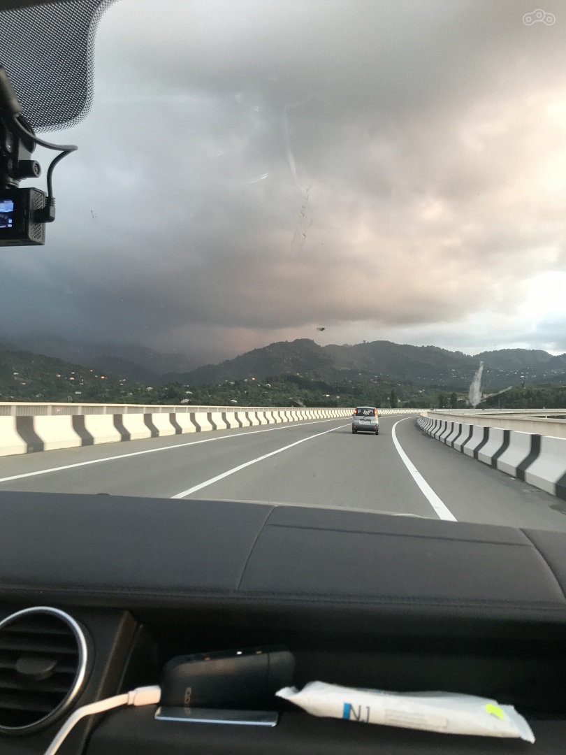 Автобан под Батуми и эпичная туча, окопавшаяся в горах