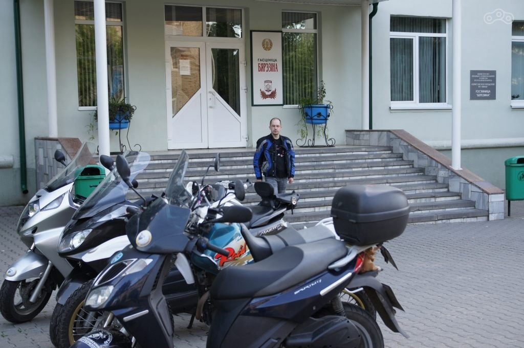 Гостиница Бярэзiна. Разрешили припарковаться прямо на площади перед зданием.