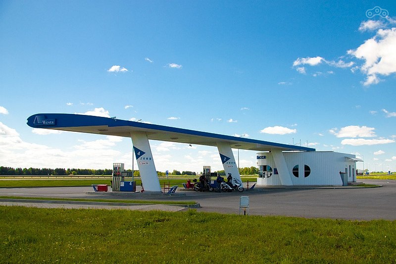 Заправки в Беларуси явление нечастое и в чистом поле они выглядят как храм путешественника