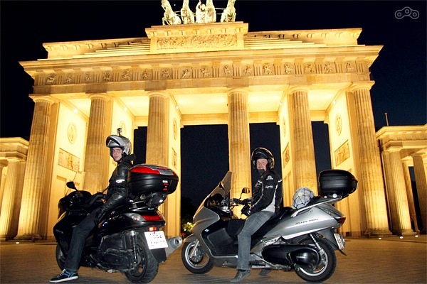 Дошли до Берлина! Перед воротами — пешеходная зона, но нам было море по колено.