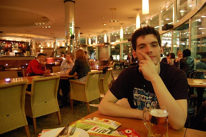 Вечер в Гамбурге. Шиковать оставалось недолго.