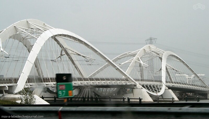 Голландская архитектура вызывает восторг. Фото того самого моста из сети.