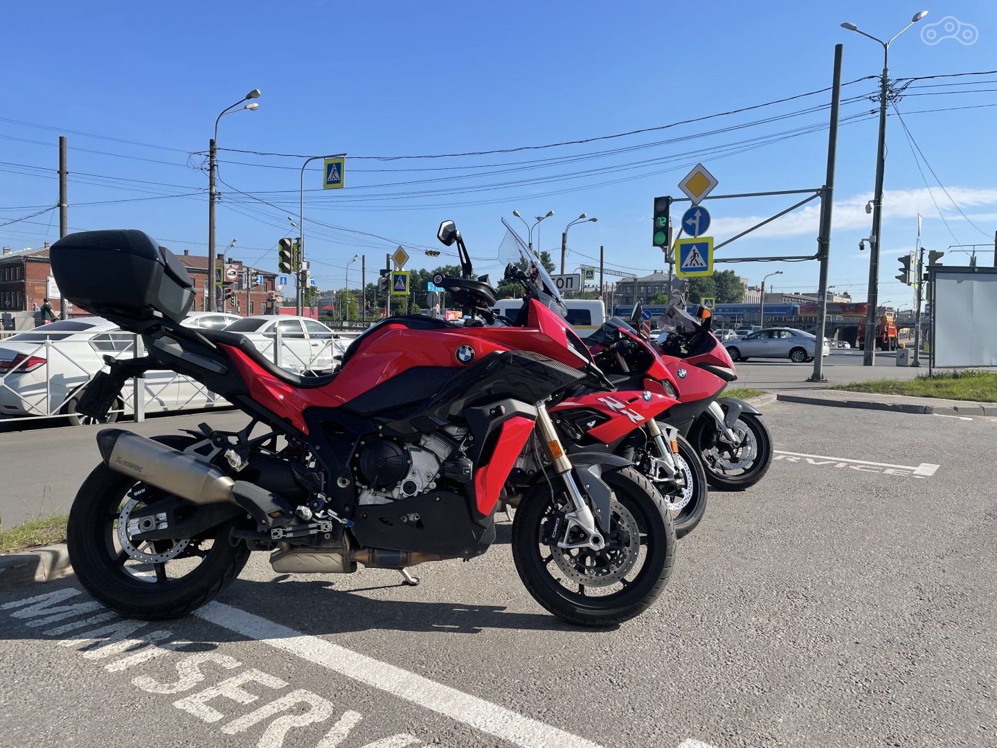 Три красных кросавца...