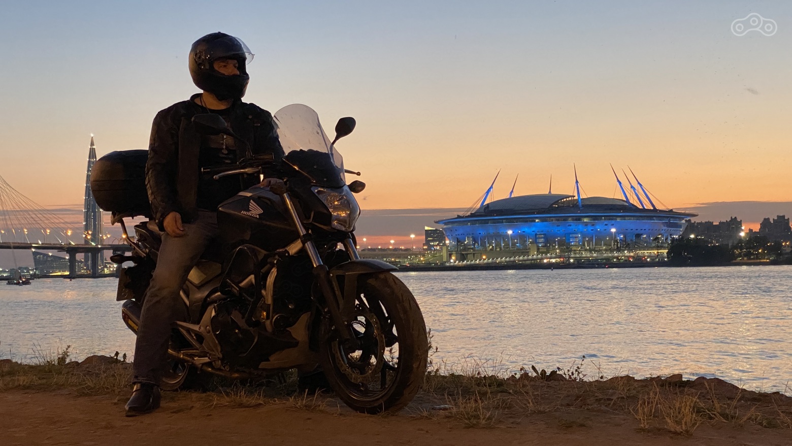 Фото на фоне 500 млрд. рублей.