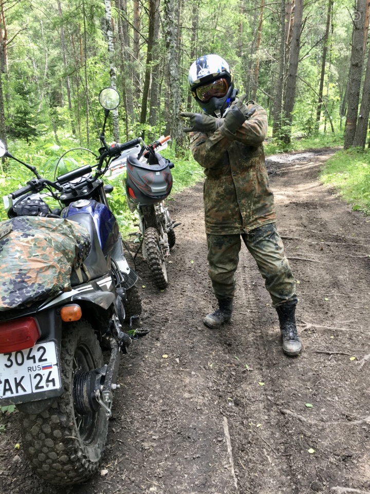 Он ещё не знал какая впереди гора и что эта грязь не грязь вовсе :) ну и отсутствие электростартер его ПОКА не удручало ;)