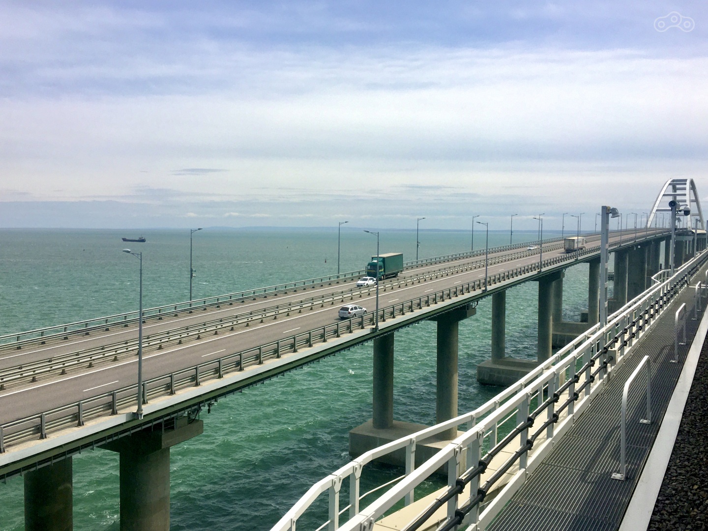 Наконец переправились по мосту, хоть увидел его воочию. Жаль не со своего мотоцикла, но это ещё впереди ;)