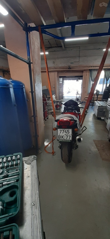 Залебедили мот за маятники к перекладинам складских конструкций на базе. Сделали разнос в две стороны чтоб разгрузить точку подвеса на две части и не лопнуть пластик задка, не снимая его.