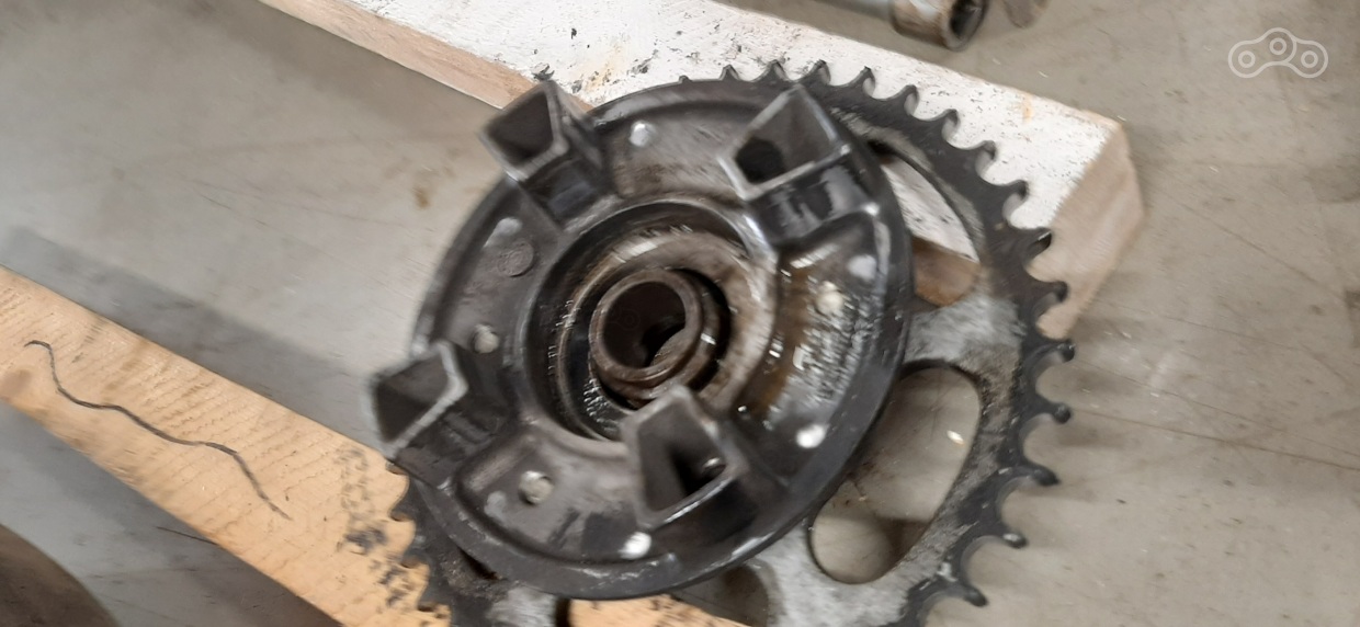 Типа такого: сняли звезду с посадочного и сфоткали, как стоит втулка. Поможет при сборке.