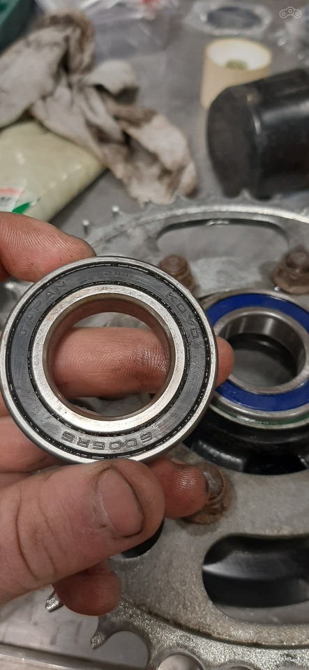 После протирки подшип отлично выглядит и читается знаменитая японская маркировка ведущего подшипникового завода.