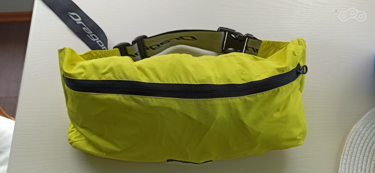 сумка тоже с защитой от дождя и с ремнем на защелке, уместилась мне в рюкзак