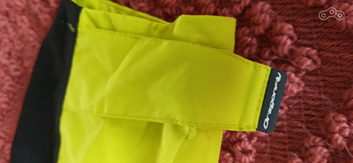 взял XL что бы сразу запрыгивать в него в одежде, парусить не будет, липучками утягиваются рукава, талия и ноги