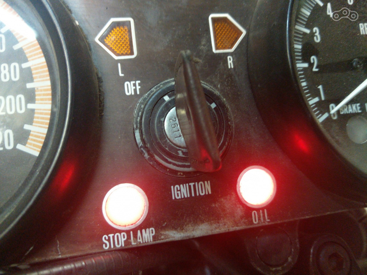 Stop lamp горит при нажатии тормоза, при неисправности будет мигать, Oil горит так как мотор не заведен