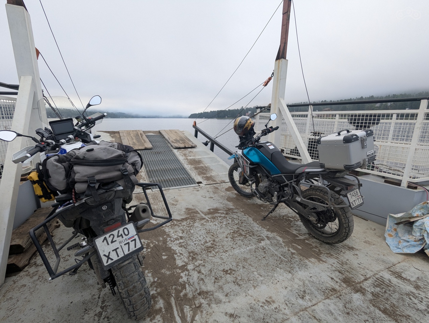 На пароме мотоциклы в носу, заезжали последними, выезжали первыми