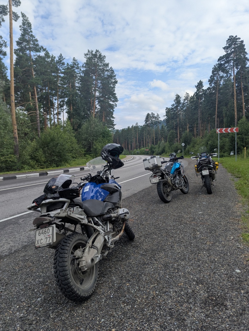 На айском тракте, номер на синем Гусе видим в последний раз