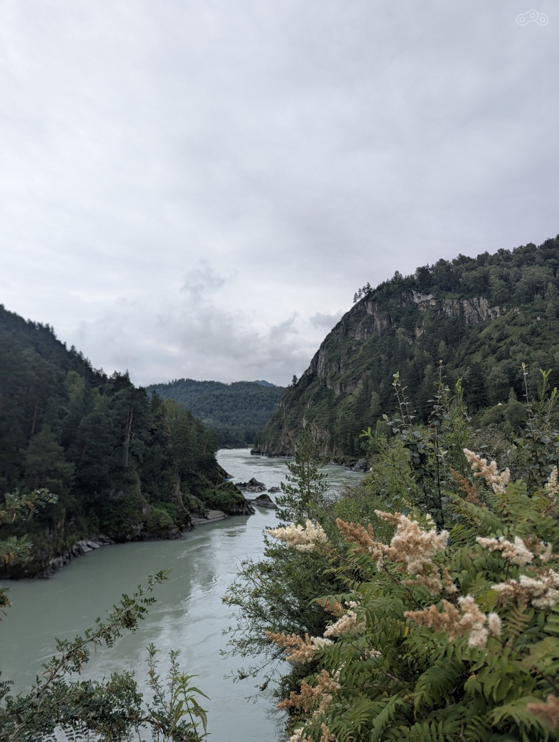Вид на Катунь с моста на остров Патмос
