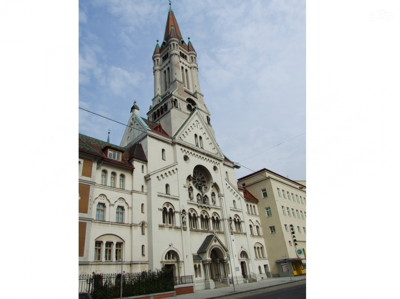 Костела, сросшаяся с городским пейзажем