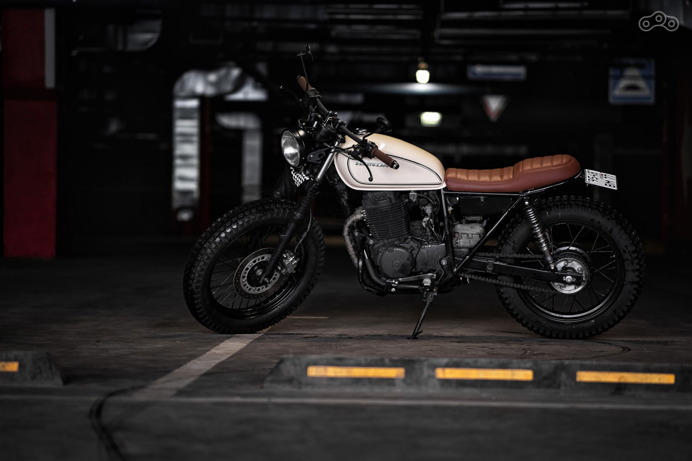 Honda CB400SS GIRL RIDER CUSTOM FLAT TRACK SCRAMBLER