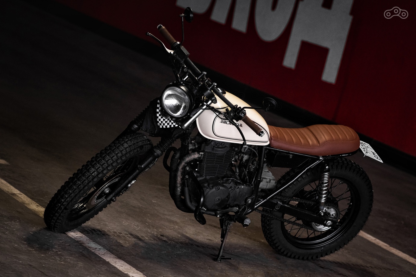 Honda CB400SS GIRL RIDER CUSTOM FLAT TRACK SCRAMBLER