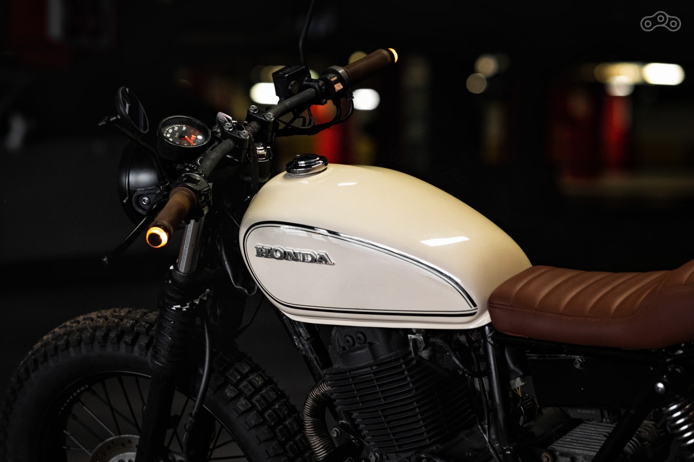 Honda CB400SS GIRL RIDER CUSTOM FLAT TRACK SCRAMBLER