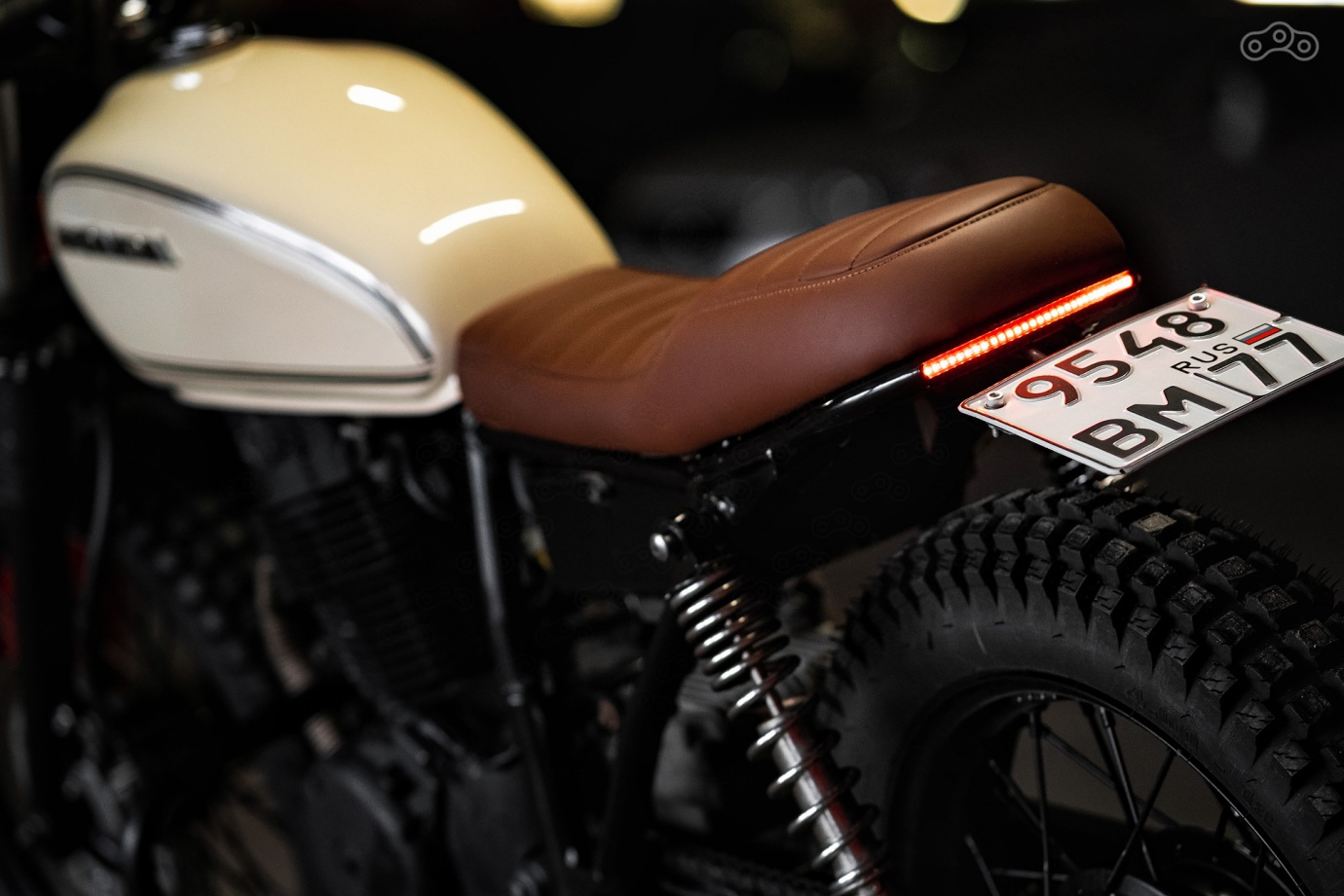 Honda CB400SS GIRL RIDER CUSTOM FLAT TRACK SCRAMBLER