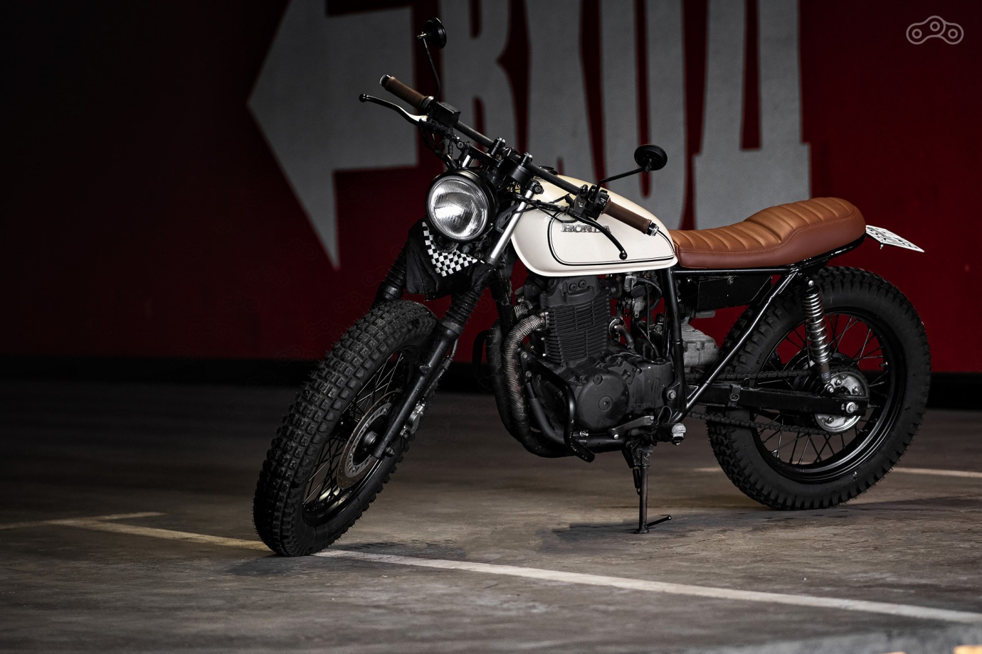 Honda CB400SS GIRL RIDER CUSTOM FLAT TRACK SCRAMBLER
