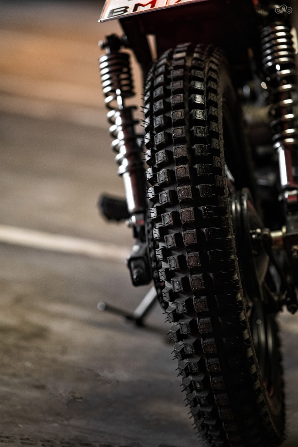 Honda CB400SS GIRL RIDER CUSTOM FLAT TRACK SCRAMBLER