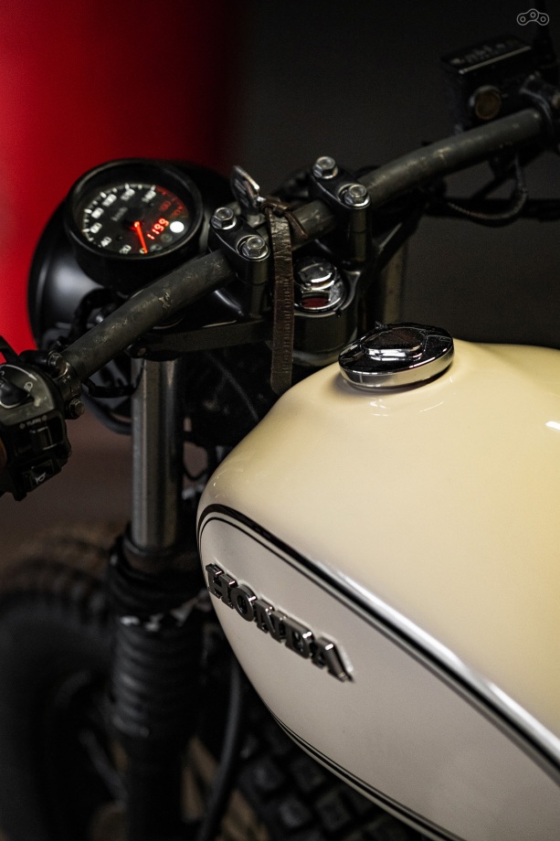 Honda CB400SS GIRL RIDER CUSTOM FLAT TRACK SCRAMBLER