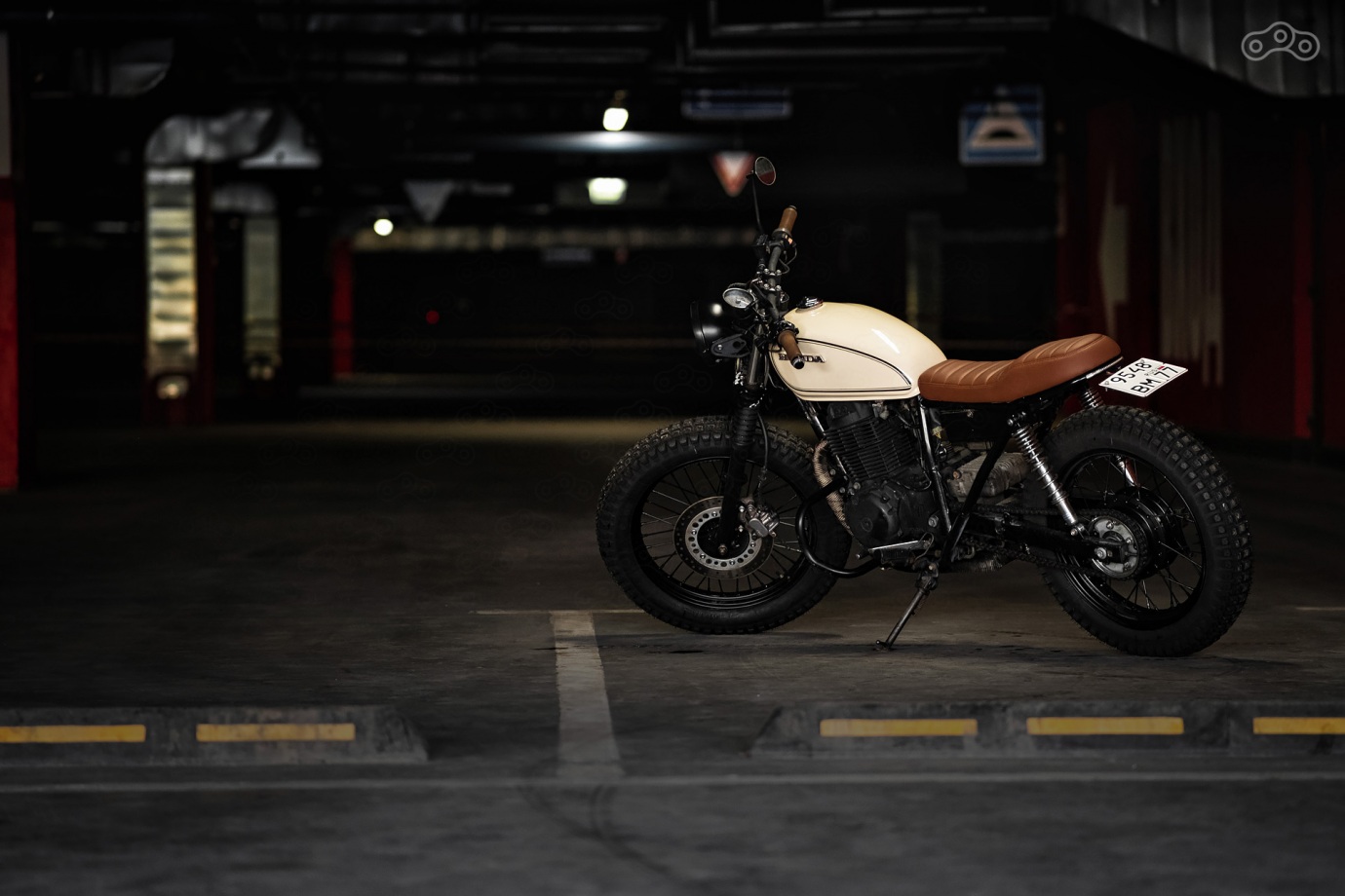 Honda CB400SS GIRL RIDER CUSTOM FLAT TRACK SCRAMBLER