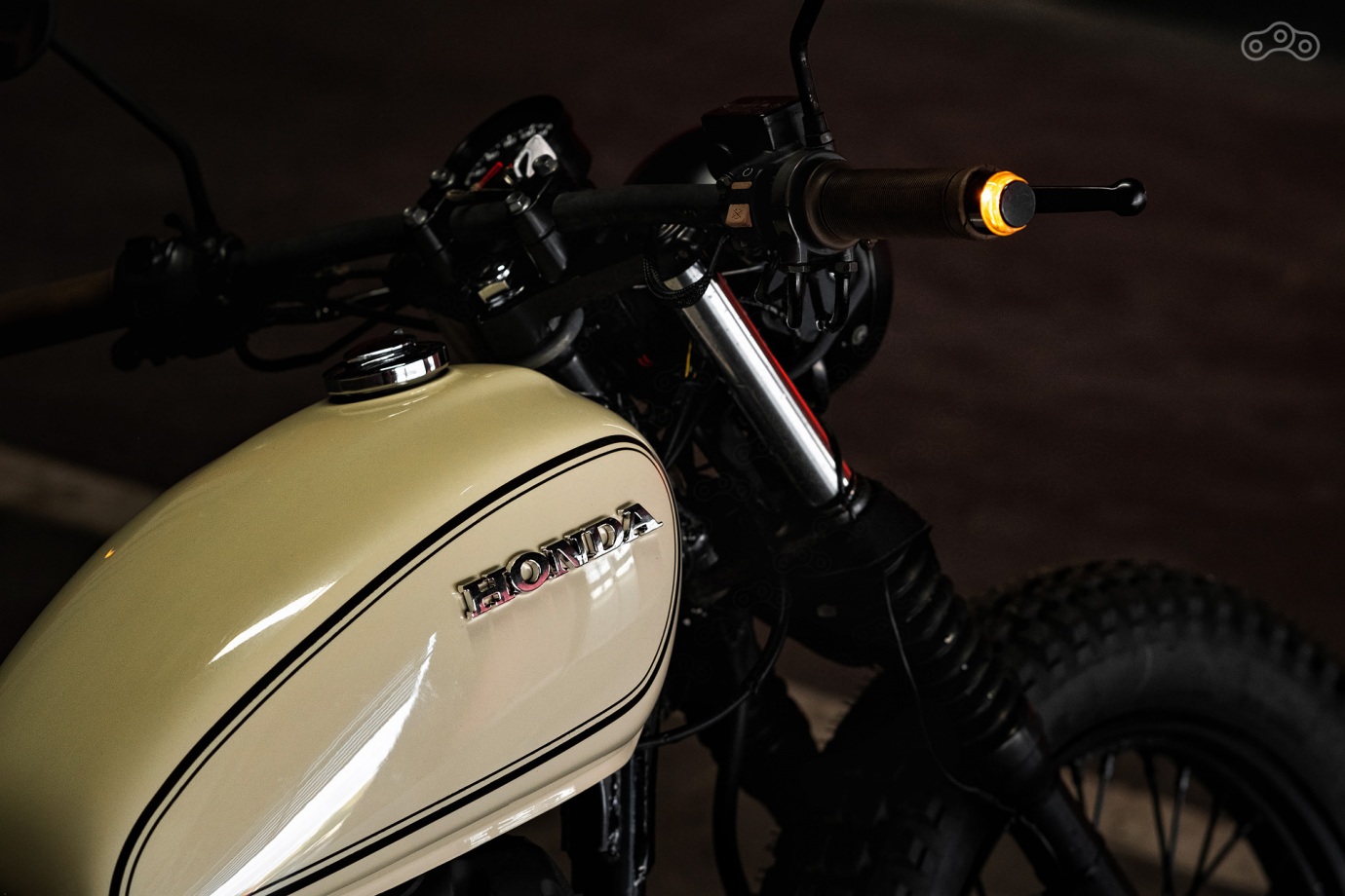 Honda CB400SS GIRL RIDER CUSTOM FLAT TRACK SCRAMBLER