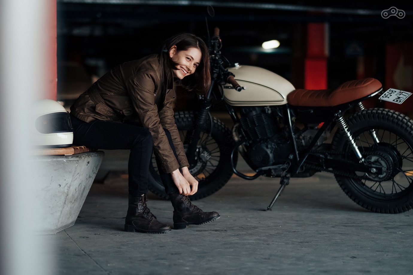 Honda CB400SS GIRL RIDER CUSTOM FLAT TRACK SCRAMBLER