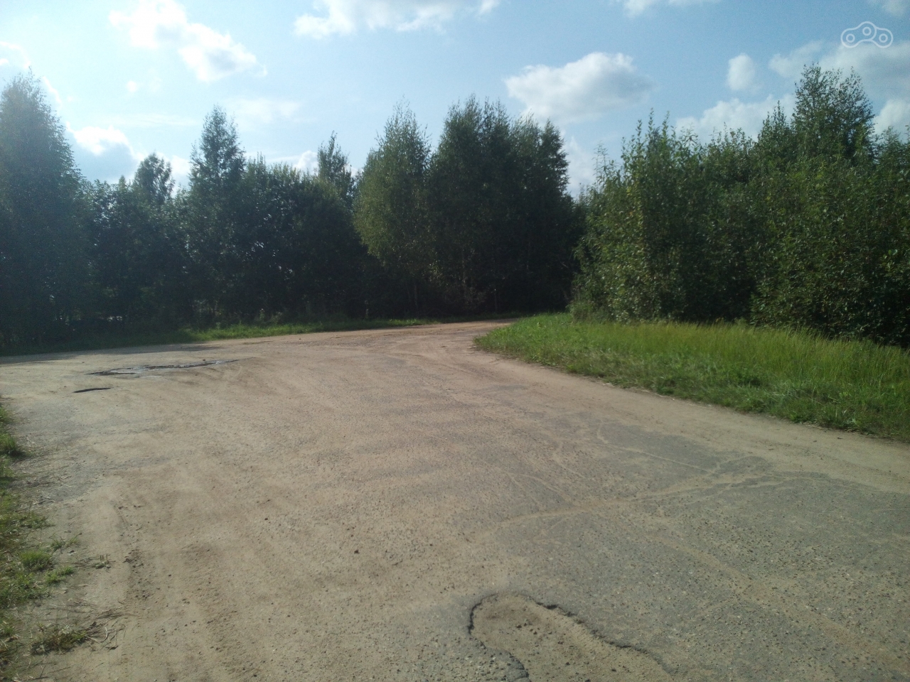 асфальт посреди гравийных и грунтовых дорог