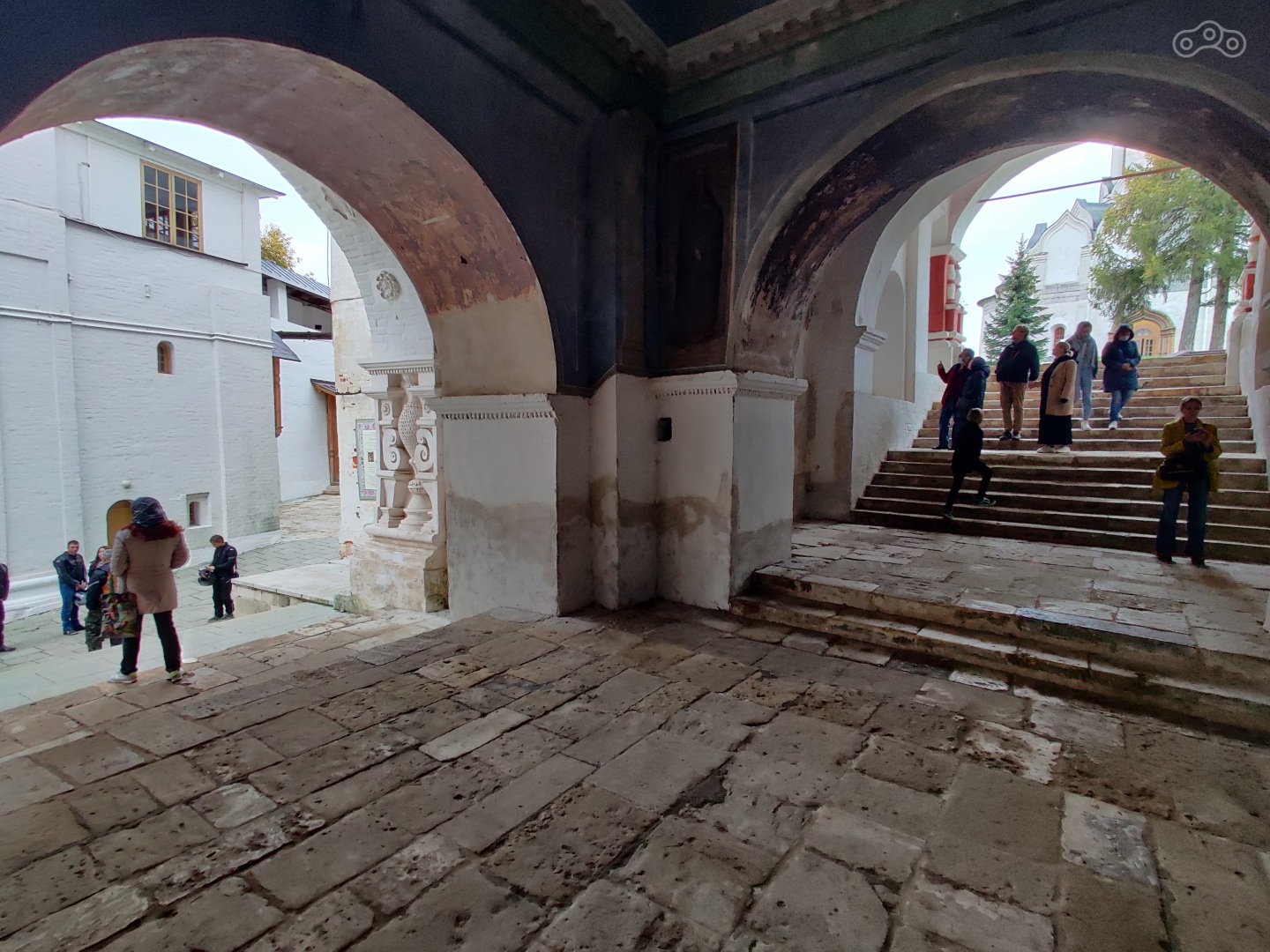 Стены и потолок требуют реставрации, но за последние годы и так было сделано немало.