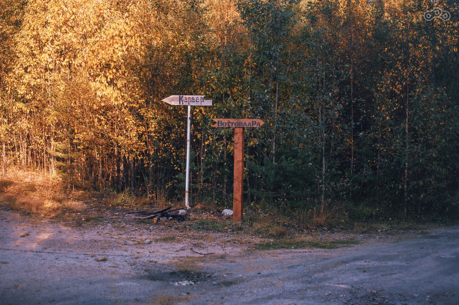 До самой горы — указателей много, мимо не проедешь. Соротки на тропы —уже надо смотреть карту. Но подъёмы — дейстивтельно крутые и требуют скилов.