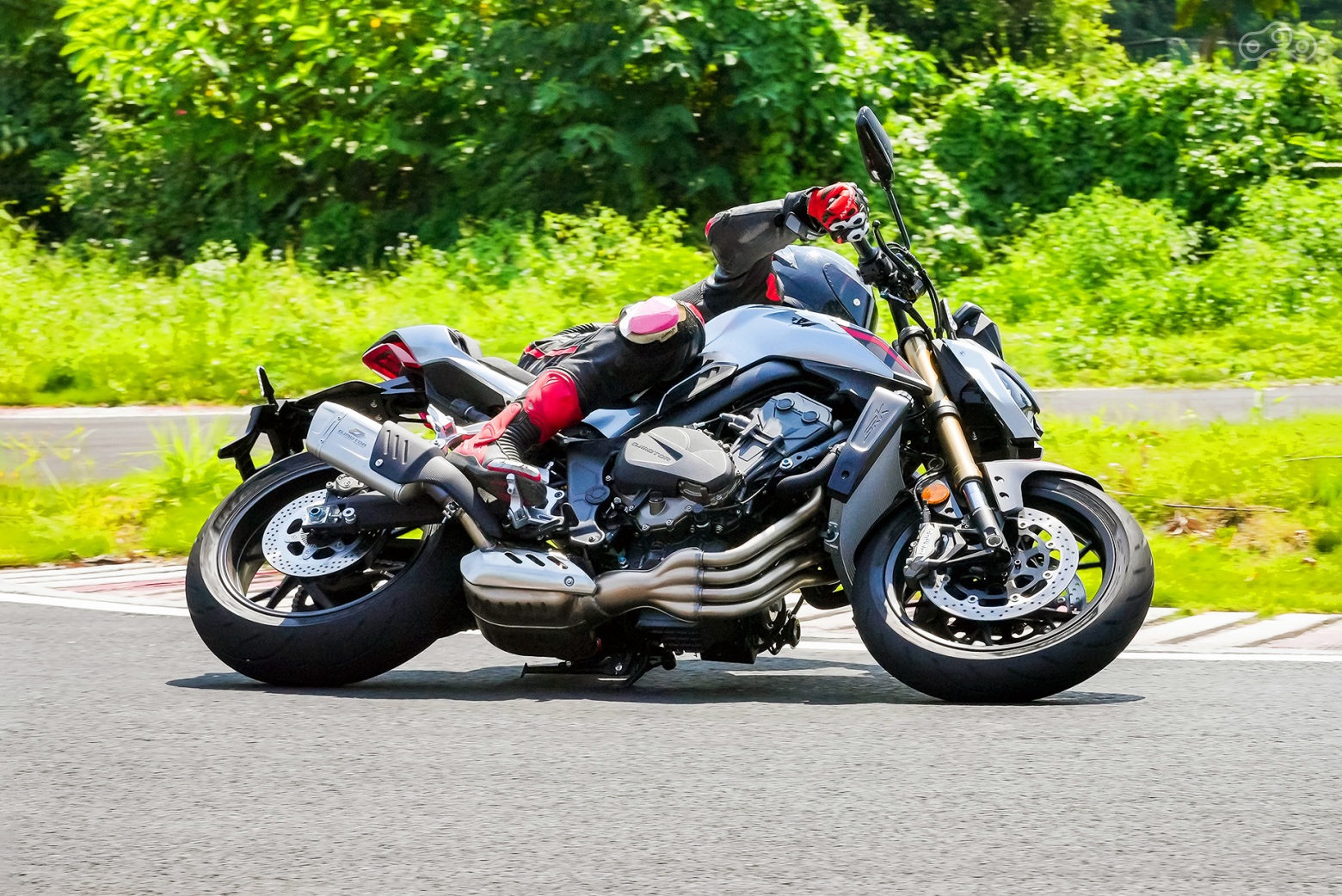 Будь то разгон на прямой, прохождение тесных поворотов или спокойное движение с постоянной скоростью — электронная система управления дросселями Ride-by-Wire делает отклик на поворот рукоятки газа плавным и естественным, повышая эффективность, точность и предсказуемость управления.