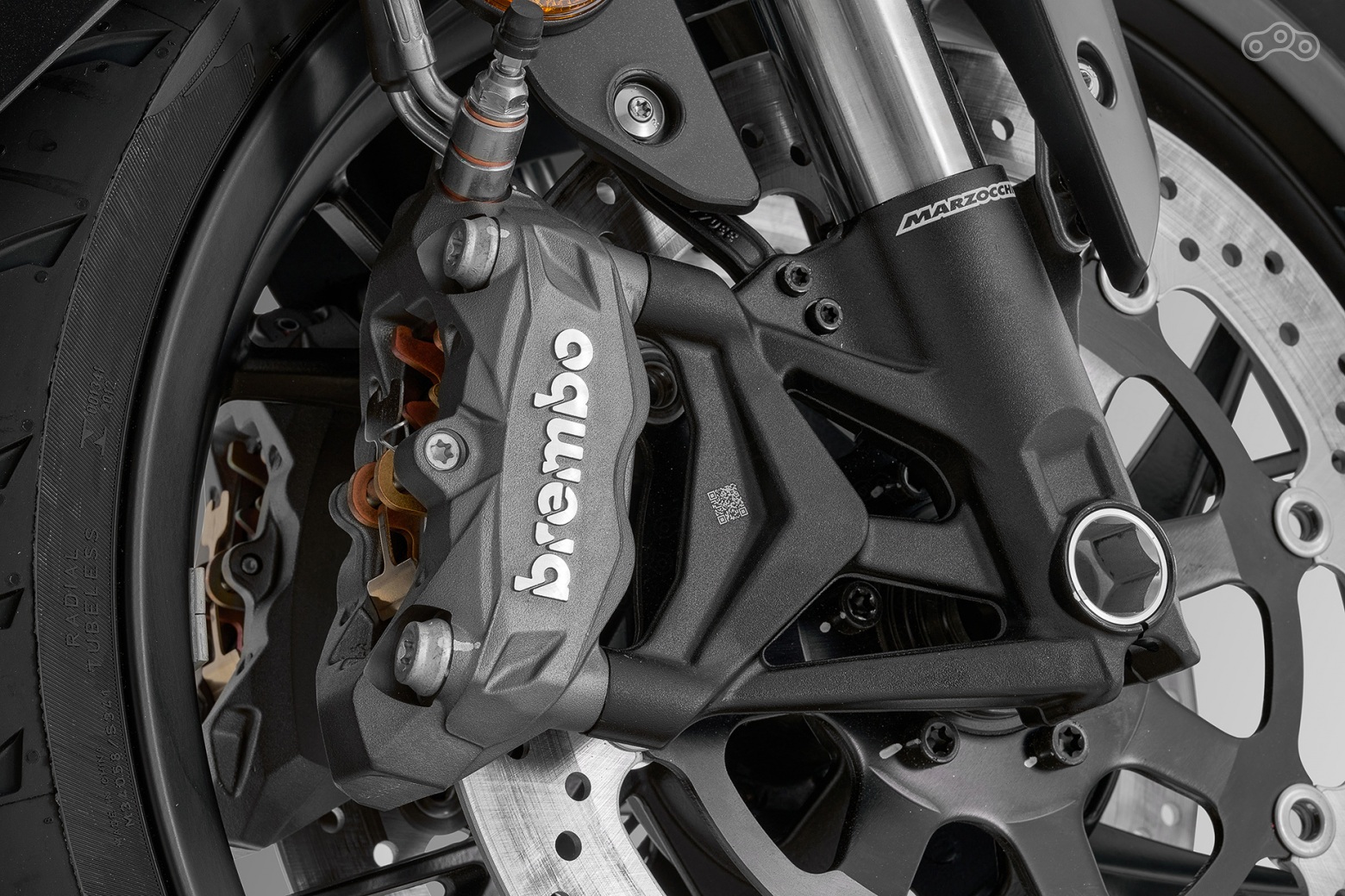 Среднекубатурный нейкед SRK 800 оснащён мощной тормозной системой, которая обеспечивает уверенное замедление даже в самых жёстких условиях. Спереди стоят два 4-поршневых «моноблока» Brembo M4.32 радиального типа с дисками Ø320 мм, на которые воздействует радиальная же «машинка», а сзади — фиксированный 2-поршневый суппорт Brembo и диск Ø260 мм.