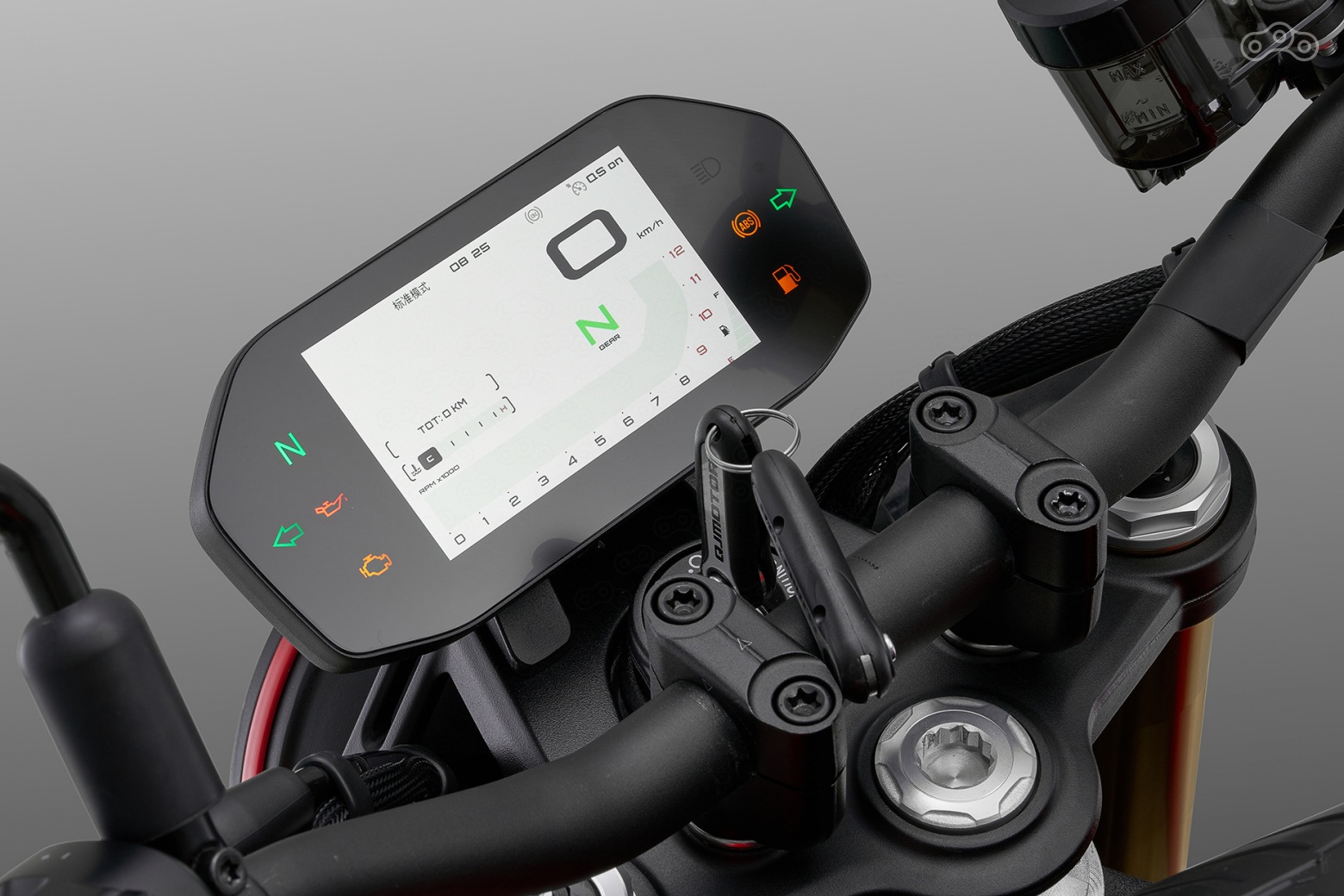 Пятидюймовая цветная TFT-панель SRK 800 автоматически подстраивает оформление под уровень освещённости, а при подключении смартфона через приложение Carbit Ride открывает доступ к функциям навигации.