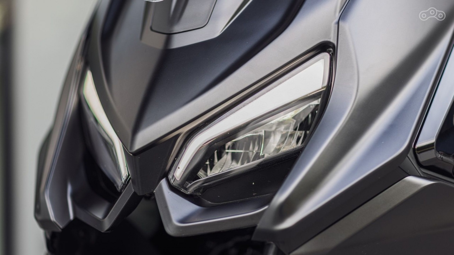 FORT 4.0 оснащён полностью светодиодной оптикой с функцией адаптивного освещения поворотов: фара автоматически направляет свет в сторону движения, повышая безопасность и комфорт при езде ночью и на извилистых дорогах.