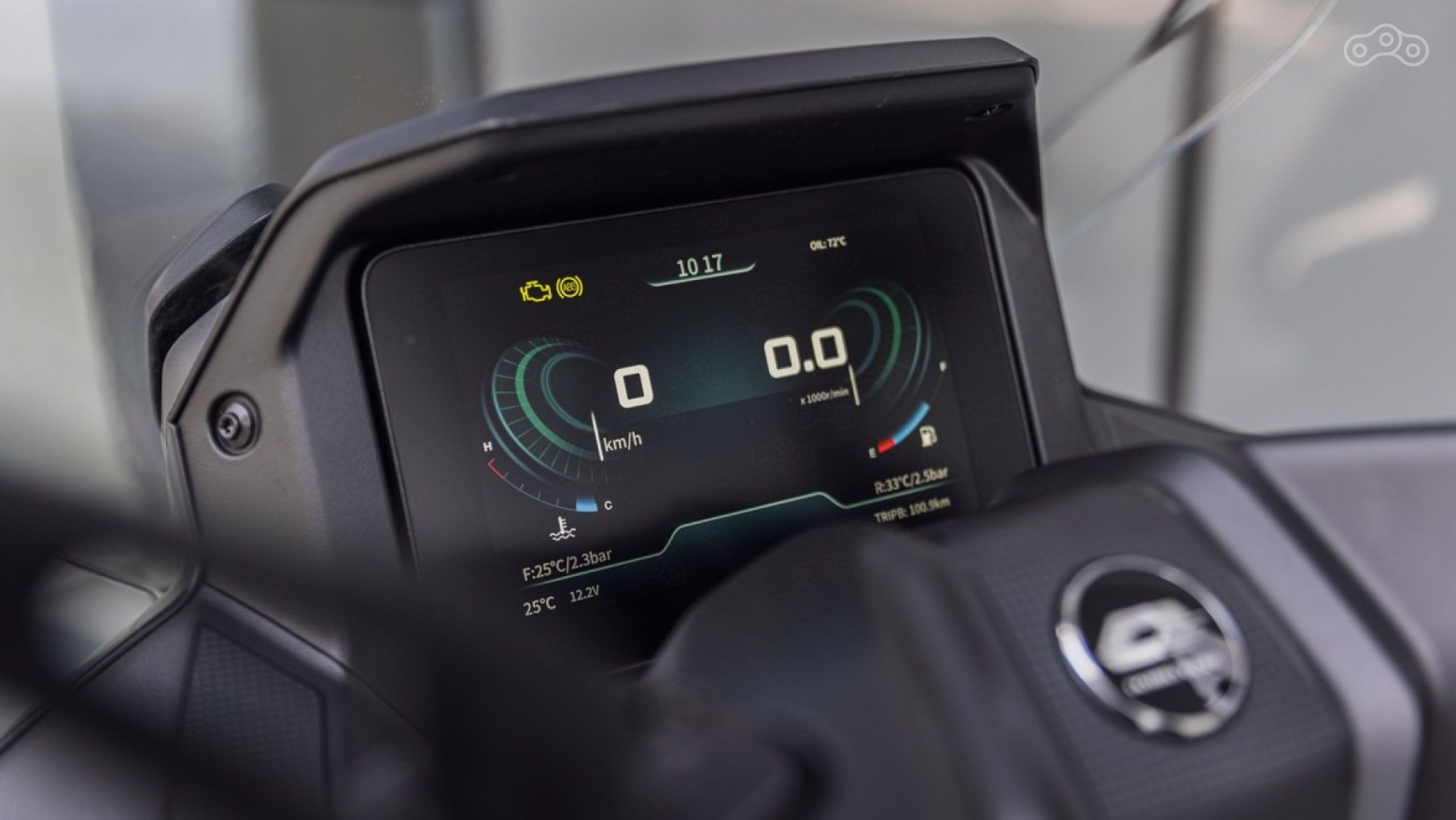 Центральное место занимает 7-дюймовый TFT-дисплей с поддержкой режима разделённого экрана и встроенной навигацией. Он отличается отличной читаемостью при любом освещении и удобным управлением с левого пульта. Подключив смартфон через приложение Carbit Ride, можно одновременно пользоваться навигацией и заряжать устройство в запираемом отсеке с интегрированным USB-разъемом. Кроме того, в стандартное оснащение входит система контроля давления в шинах (TPMS) — её данные отображаются прямо на приборной панели.