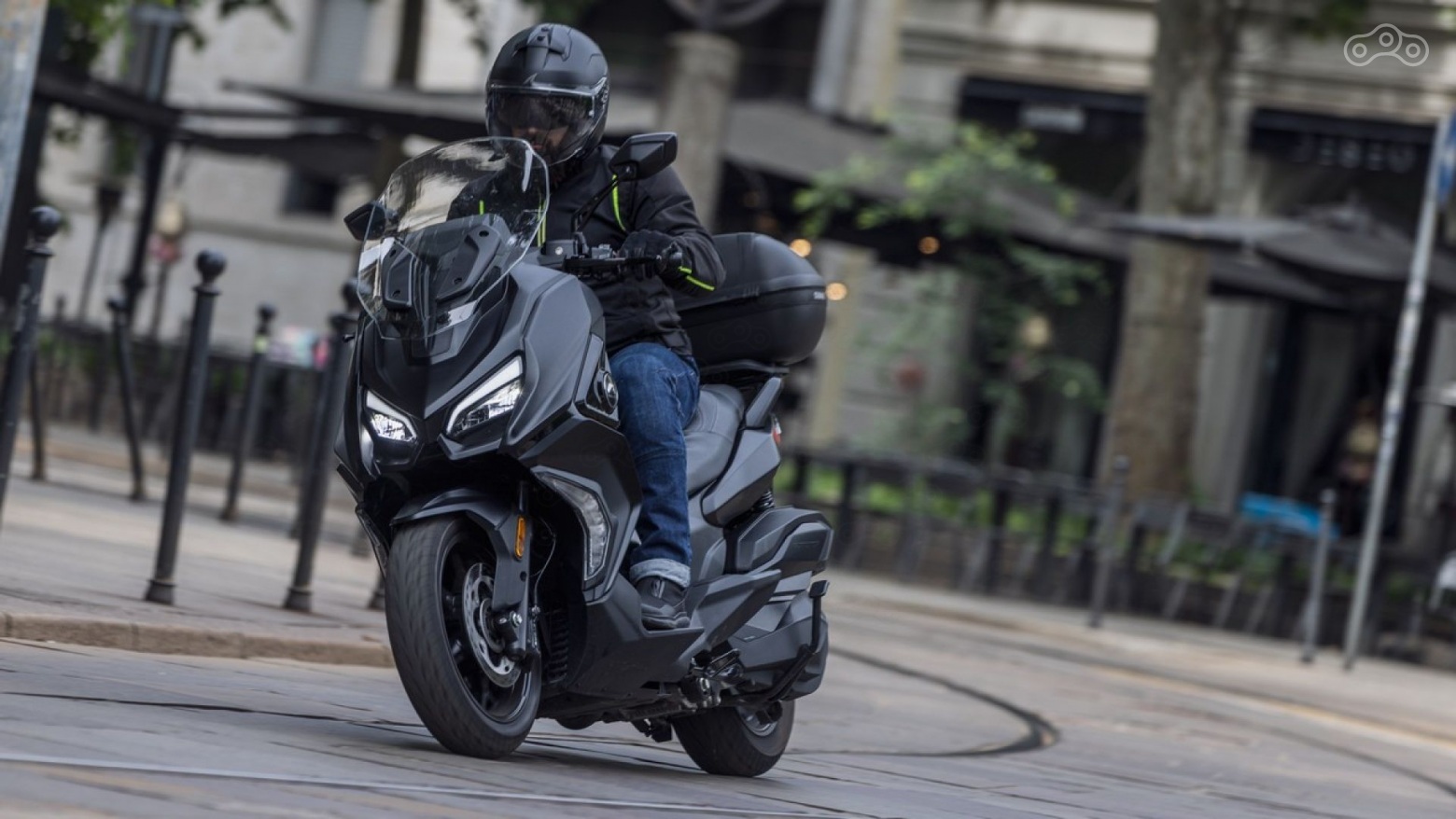 FORT 4.0 создан для тех, кто ценит гармонию между динамикой и комфортом. Его прочная стальная трубчатая рама обеспечивает точную управляемость и устойчивость на любой скорости, а тщательно настроенная подвеска телескопическая вилка спереди и два амортизатора сзади делает каждую поездку плавной и предсказуемой. Баланс между спортивной отзывчивостью и мягкостью достигается без компромиссов: скутер одинаково уверенно чувствует себя в плотном городском потоке и на свободной трассе.