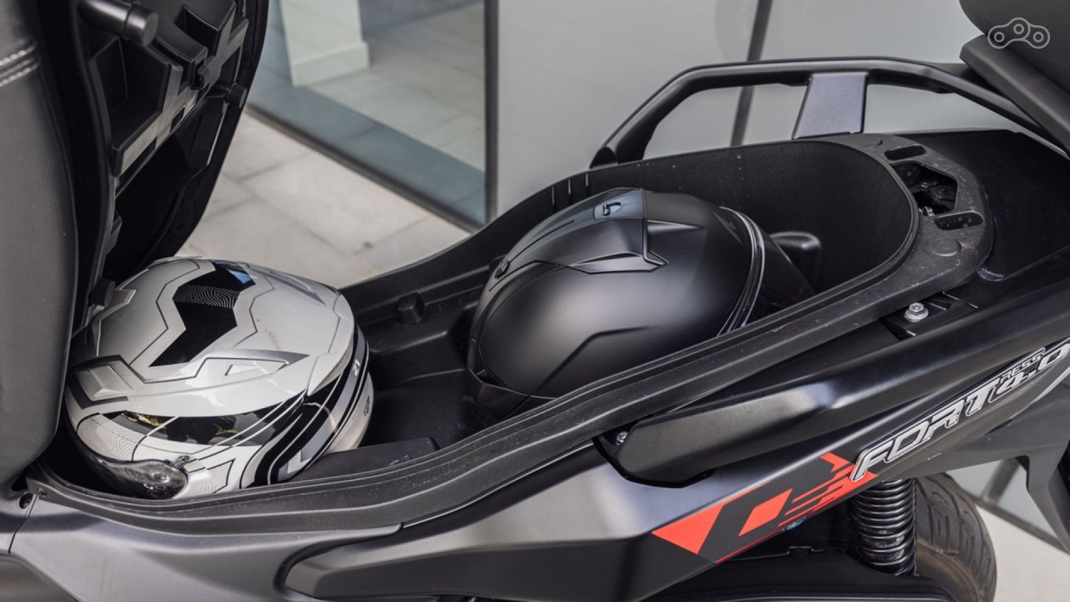 Просторное место для хранения и отличная видимость благодаря встроенной подсветке. Если объёма подседельного багажника недостаточно, всегда можно воспользоваться топкейсом объёмом 45 л.