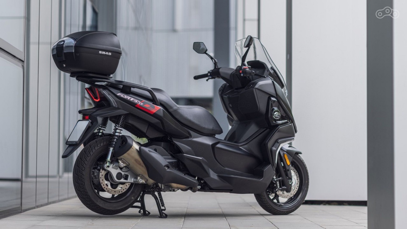 Эффективный одноцилиндровый двигатель внутреннего сгорания мощностью 32,7 л.с. и крутящим моментом 33,5 Н·м — ваш верный спутник в непринужденных поездках по городу и путешествиях по неизведанным дорогам, который соответствует новейшему стандарту «Евро 5+».