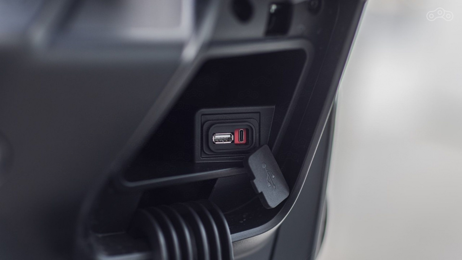 FORT 4.0 позволяет оставаться на связи: во время поездки смартфон удобно размещается в запираемом перчаточном ящике с USB-разъёмом.